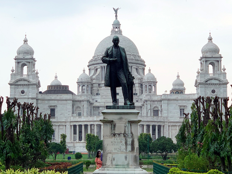 Victoria Memorial, Howrah Bridge, Dakshineshwar Kali Temple,
Marble Palace, Eden Gardens, about Kolkata